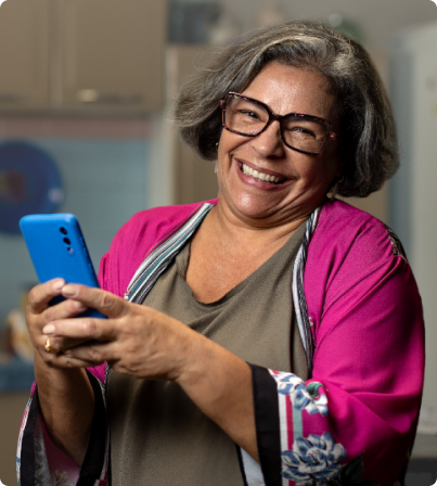 Casal 50+ navegando na internet